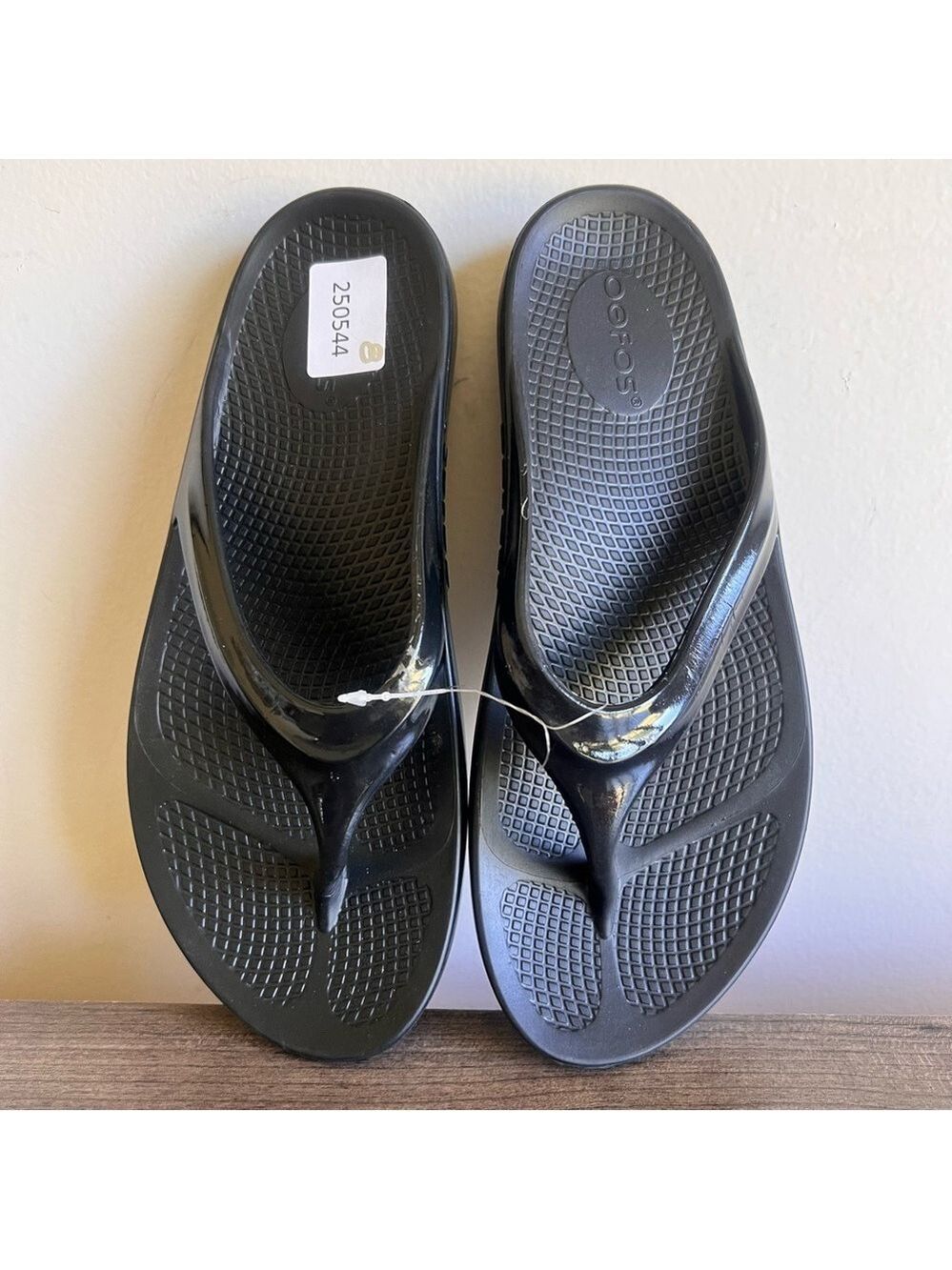 OOFOS Women's Black Thong Sandal with Glossy Straps - Picture 7 of 11